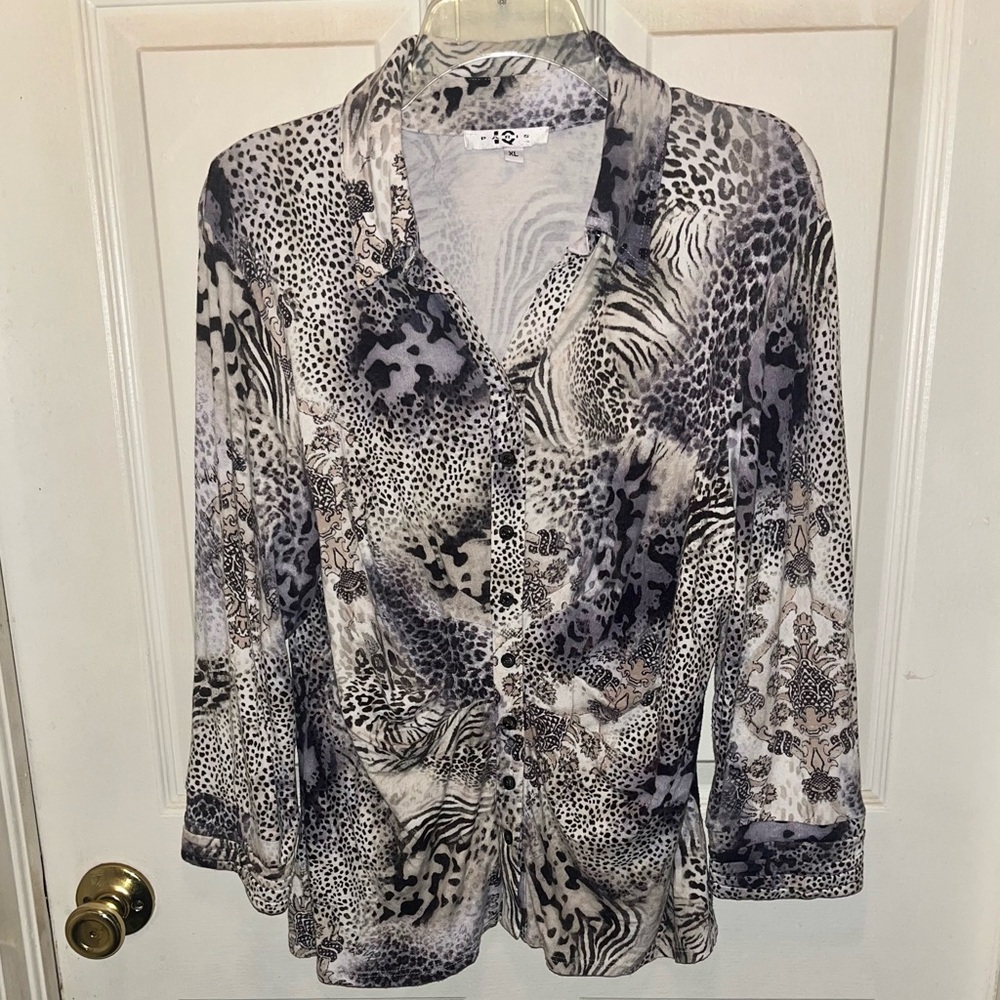 IQ PARIS Women’s Button Down Animal Print Top. Sz XL.